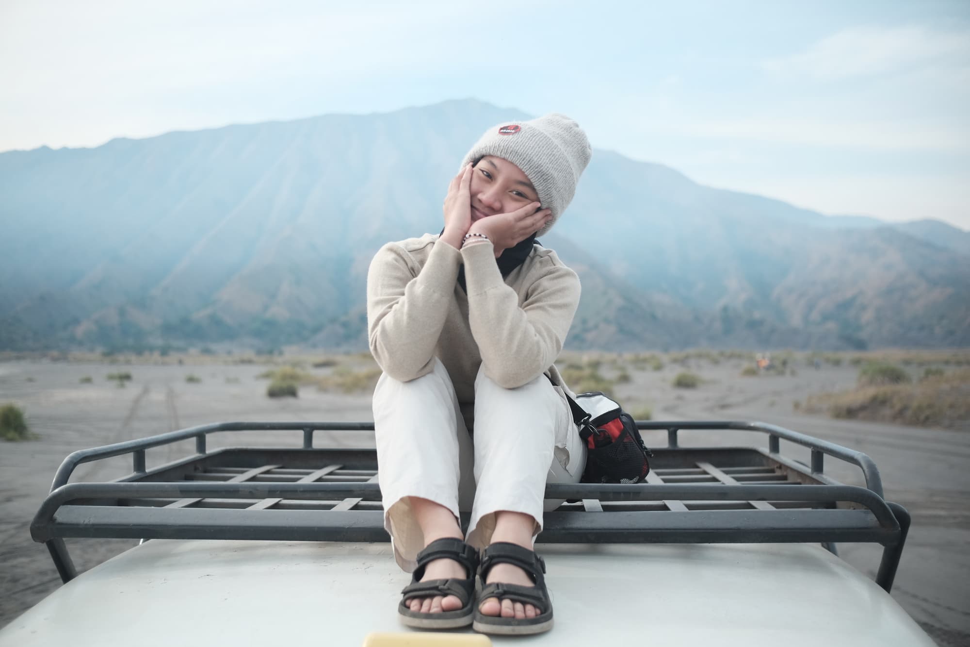 Bromo, sebuah destinasi wisata ikonik di Jawa Timur, menawarkan keindahan alam yang memukau dengan panorama gunung berapi aktif yang spektakuler. Terletak di Taman Nasional Bromo Tengger Semeru, wisatawan dapat menikmati pemandangan matahari terbit yang menakjubkan dari puncak Penanjakan, menjelajahi lautan pasir yang luas, dan menyaksikan kawah Bromo yang mengepul. Suasana mistis dan keindahan alam Bromo membuatnya menjadi tujuan favorit bagi para petualang dan pencinta fotografi.