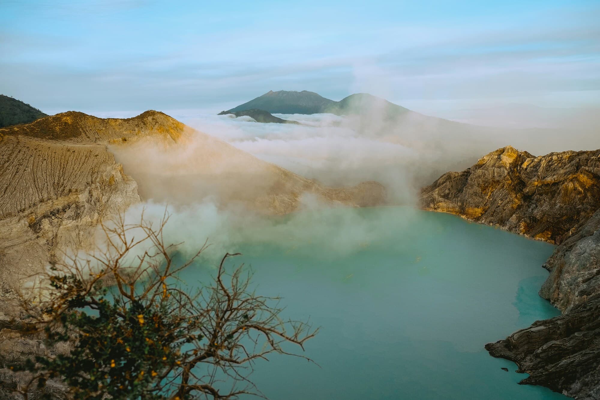 Kawah Ijen, yang terletak di Banyuwangi, Jawa Timur, adalah salah satu destinasi wisata alam paling memukau di Indonesia. Kawah ini terkenal dengan fenomena api biru yang langka dan hanya dapat dilihat di beberapa tempat di dunia. Selain itu, wisatawan dapat menyaksikan danau belerang yang indah dengan airnya yang berwarna hijau toska. Pendakian menuju puncak Ijen menawarkan pemandangan alam yang menakjubkan dan kesempatan untuk bertemu dengan para penambang belerang lokal yang mengangkut beban berat di lereng gunung. Keindahan alam dan keunikan geologis Kawah Ijen menjadikannya destinasi yang wajib dikunjungi bagi para petualang dan pecinta alam.