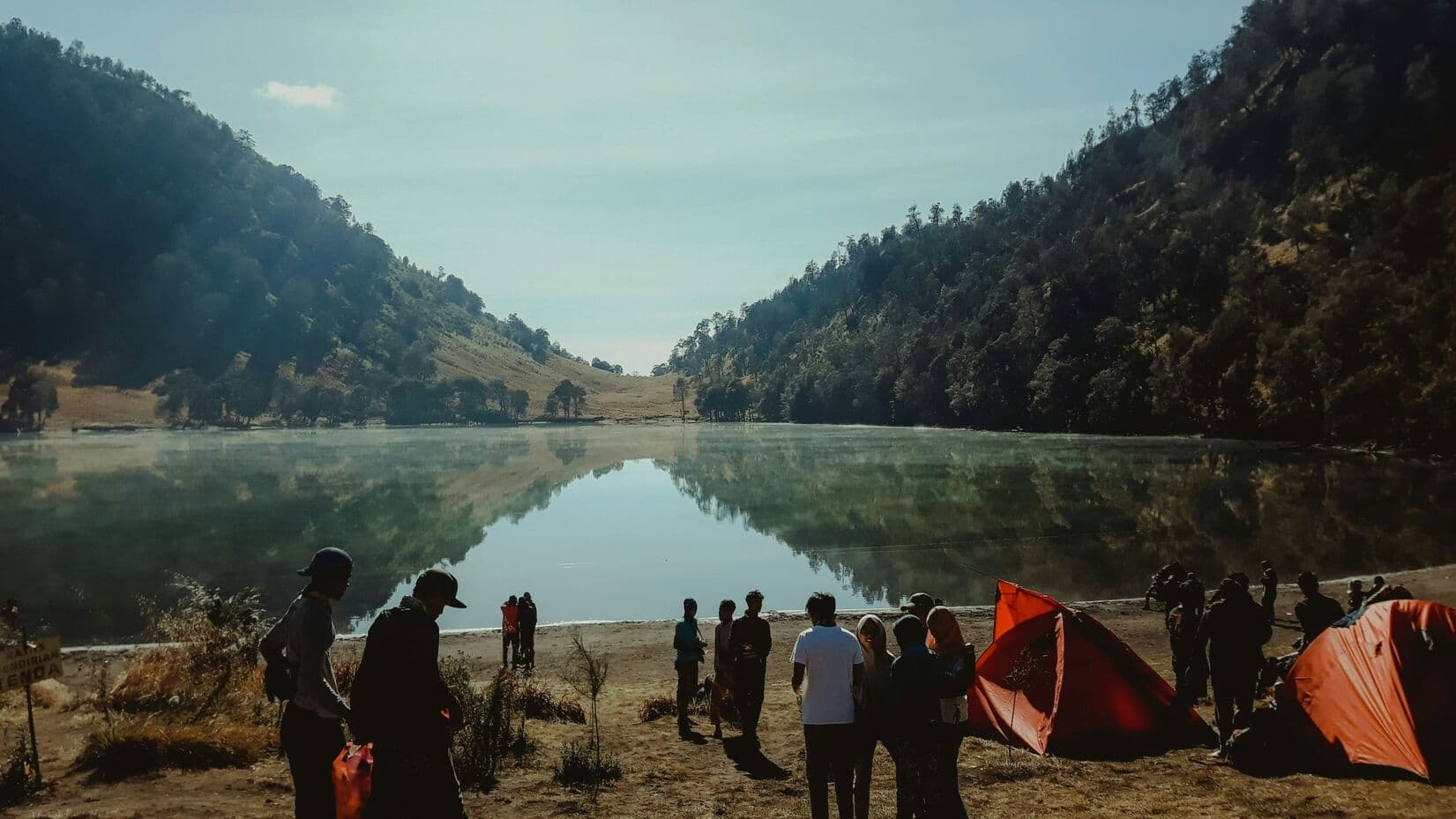 Ranu Kumbolo merupakan destinasi favorit bagi Anda yang gemar wisata pegunungan. Terletak di Taman Nasional Bromo Tengger Semeru (TNBTS), Ranu Kumbolo adalah salah satu pemberhentian sebelum melanjutkan pendakian ke puncak Mahameru. Keindahan danau dan suasana alam di Ranu Kumbolo telah menjadi daya tarik tersendiri bagi wisatawan, baik asing maupun lokal.

Sebagai bagian dari TNBTS, Suntukers yang ingin menikmati pesona Ranu Kumbolo harus mendaftar jauh-jauh hari sebelum perjalanan untuk melakukan registrasi. Perlu diingat bahwa trip ini tidak dibuka sepanjang tahun, sehingga pastikan Anda tidak ketinggalan kesempatan untuk menikmati keindahan Ranu Kumbolo.

Perjalanan menuju Ranu Kumbolo dimulai dari Malang, di mana Suntukers akan dijemput dan dibawa ke Ranu Pane sebelum melanjutkan perjalanan dengan trekking selama 4 jam. Trip ini diperbolehkan bagi Anda yang berusia di atas 17 tahun dan memiliki kondisi fisik yang sehat.
